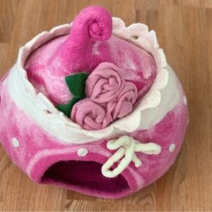 Hand crafted 100% sheep wool cat pod/bed/ cave. Comes with free felt toy mouse.